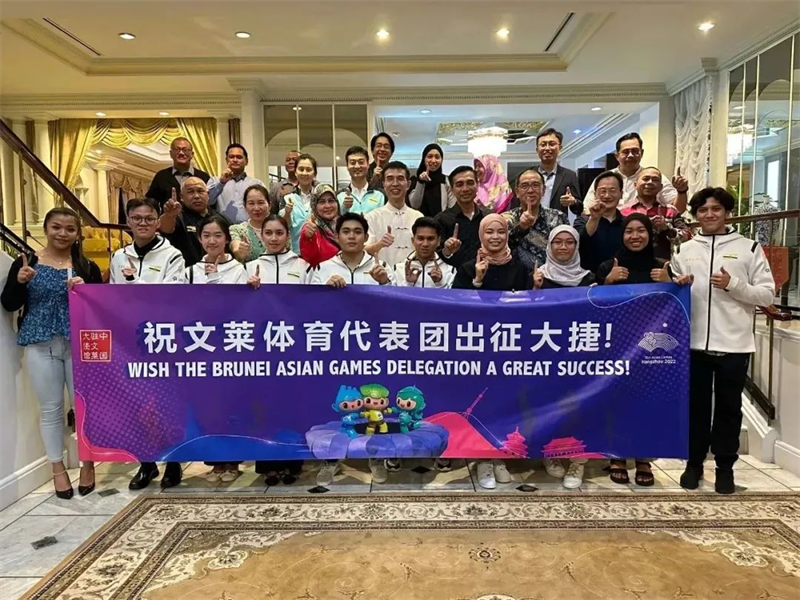 肖建國大使同參加歡送儀式的文方嘉賓、代表團成員等合影留念。圖片由使館提供