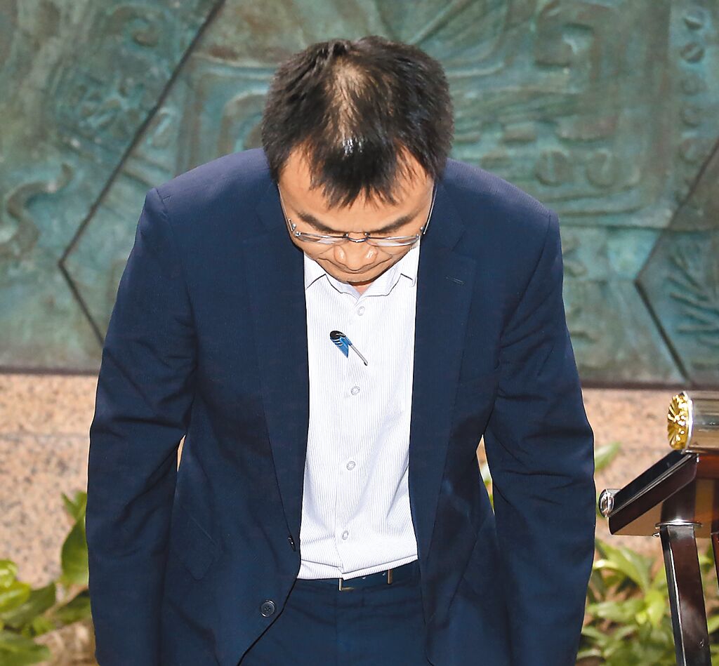 臺(tái)農(nóng)業(yè)部門負(fù)責(zé)人陳吉仲19日傍晚舉行記者會(huì)說明項(xiàng)目進(jìn)口雞蛋議題，當(dāng)日晚間8點(diǎn)在臉書上宣布辭職。 圖片來源：臺(tái)灣“中時(shí)新聞網(wǎng)”