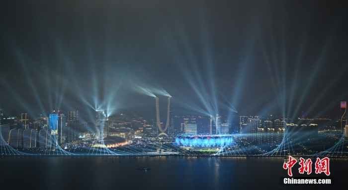 9月23日，杭州第19屆亞運會開幕式在浙江杭州奧體中心體育場舉行。圖為璀璨燈光秀點亮錢塘江夜空。<a target='_blank' href='/'><p  align=