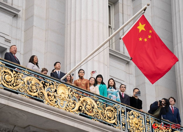 當(dāng)?shù)貢r間9月29日，中國駐舊金山總領(lǐng)事張建敏與舊金山市長倫敦·布理德一起在舊金山市政廳陽臺升起中國國旗，慶祝中華人民共和國成立74周年。人民網(wǎng)記者 鄧圩攝