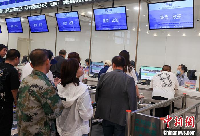 9月21日，旅客在北京站售票大廳內(nèi)購買火車票。當(dāng)日，鐵路部門開始發(fā)售10月5日火車票。國鐵集團(tuán)發(fā)布數(shù)據(jù)顯示，9月13日至20日已發(fā)售火車票1.5億張。鐵路部門將在9月27日至10月1日、10月4日至7日增開200列夜間高鐵，車票已陸續(xù)開始發(fā)售，盡最大努力滿足旅客出行需求。 <a target='_blank' href='/'><p  align=