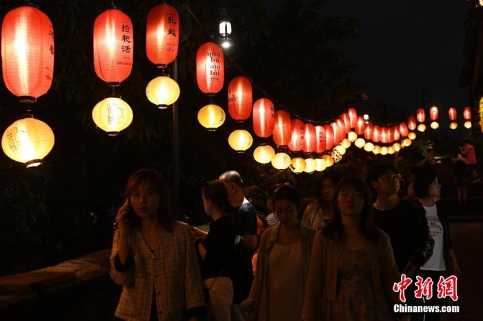 圖為游客夜游山城巷感受山城獨(dú)特魅力。<a target='_blank' href='/' ><p  align=