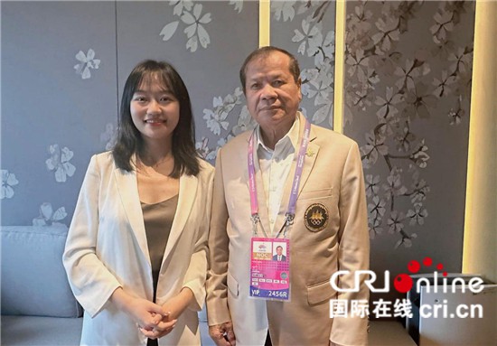 　　△柬埔寨國家奧委會主席、柬埔寨亞運代表團團長唐坤（右）接受記者采訪