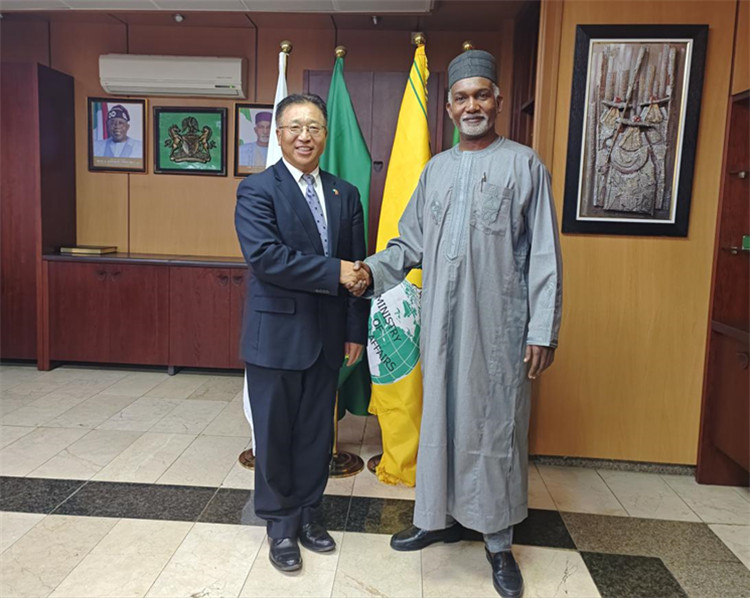 駐尼日利亞大使崔建春（左）會(huì)見尼外長(zhǎng)圖加爾。駐尼使館供圖