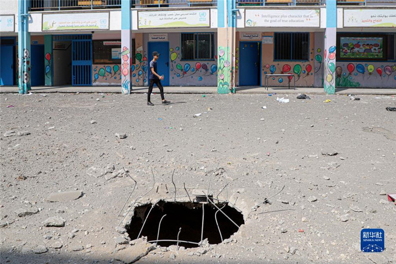 這是10月8日在加沙城一所學校拍攝的以色列空襲對地面造成的破壞。新華社發(fā)（里澤克·阿卜杜勒賈瓦德攝）