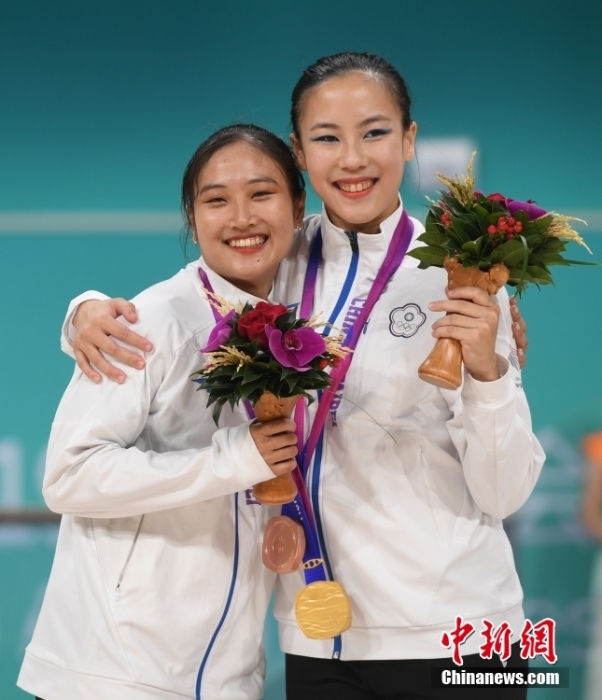 10月7日，杭州第19屆亞運(yùn)會(huì)輪滑項(xiàng)目女子花樣輪滑單人滑長(zhǎng)節(jié)目決賽在錢塘輪滑中心舉行。結(jié)合短節(jié)目決賽成績(jī)，中國(guó)臺(tái)北選手洪筱晴(左)以94.38分的總成績(jī)奪得女子花樣輪滑單人滑冠軍，中國(guó)臺(tái)北選手張致如(右)獲得季軍。<a target='_blank' href='/'><p  align=