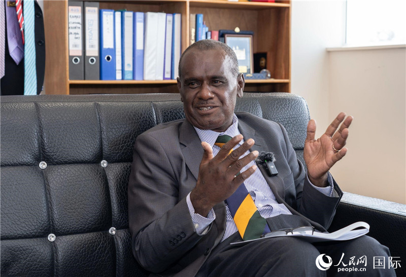 2023年9月13日，所羅門群島外交部長杰里邁亞·馬內(nèi)萊在首都霍尼亞拉接受人民網(wǎng)記者專訪。人民網(wǎng) 賀吉攝