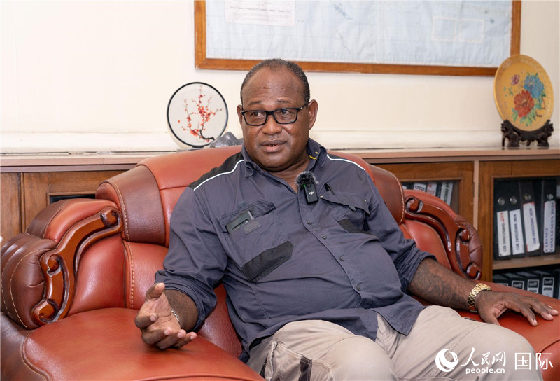 2023年9月13日，所羅門群島副總理兼基礎(chǔ)設(shè)施和發(fā)展部長梅納西·梅蘭加在首都霍尼亞拉接受人民網(wǎng)記者專訪。人民網(wǎng) 賀吉攝