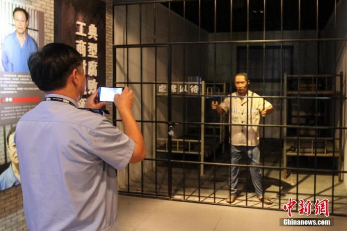 資料圖：2015年10月，海南省公安廳組織黨員干部前往反腐倡廉警示教育基地參觀受教。洪堅(jiān)鵬 攝