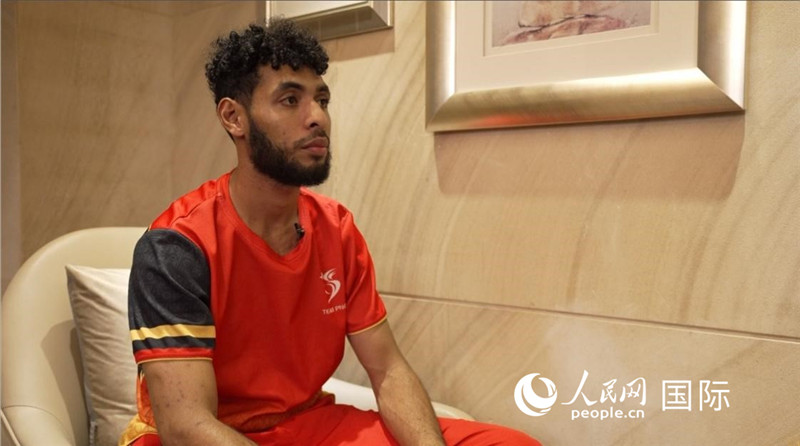 巴布亞新幾內(nèi)亞乒乓球國(guó)家隊(duì)隊(duì)員杰弗瑞·羅伊接受采訪。 人民網(wǎng) 彭昱凱攝