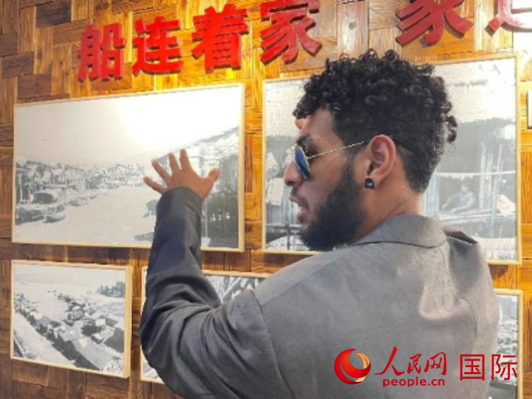 巴布亞新幾內(nèi)亞乒乓球國家隊隊員羅伊在福建省寧德市下歧村參觀。人民網(wǎng)記者 張榮攝