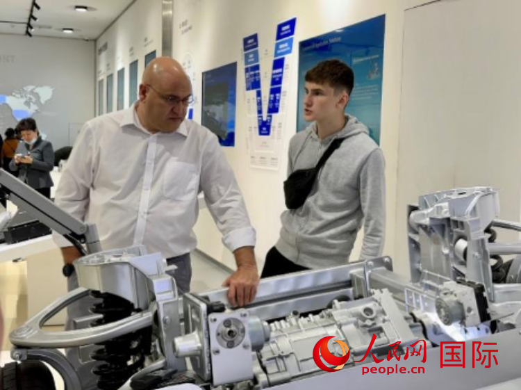 馬耳他瑪格麗特中學(xué)“中國角”的學(xué)生父親誒特伯特·斯肯布里參觀福建省寧德市寧德時代新能源科技股份有限公司。 人民網(wǎng)記者 周雨攝