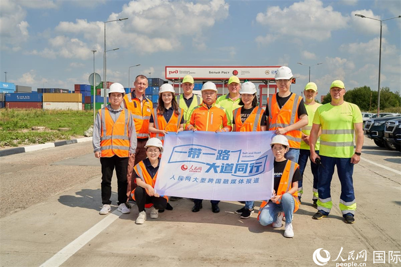 人民網(wǎng)記者在莫斯科別雷拉斯特物流中心采訪。