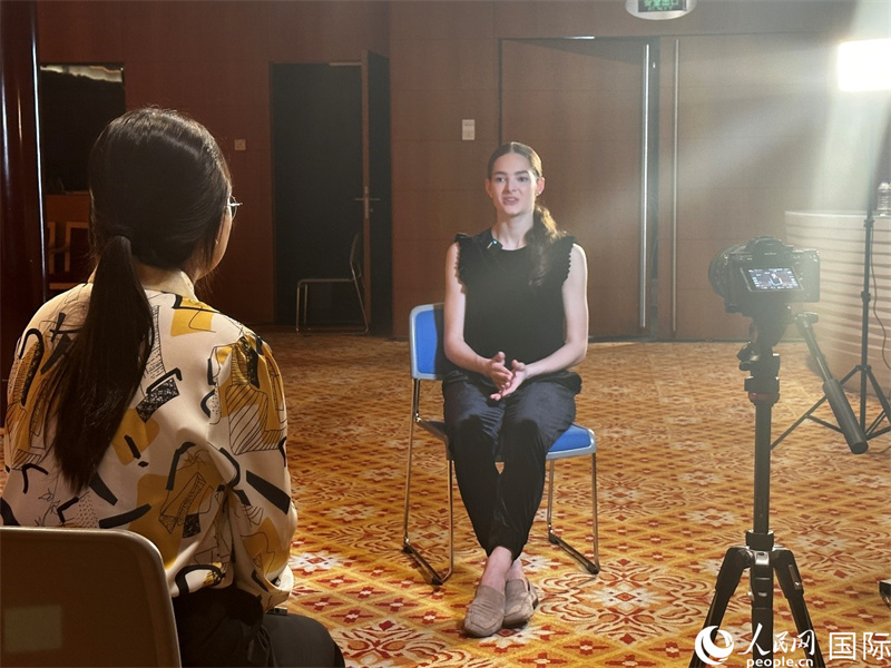 莫斯科大劇院芭蕾舞團首席舞者埃莉奧諾拉·塞弗納德接受人民網(wǎng)記者專訪。人民網(wǎng)記者 申佳平攝