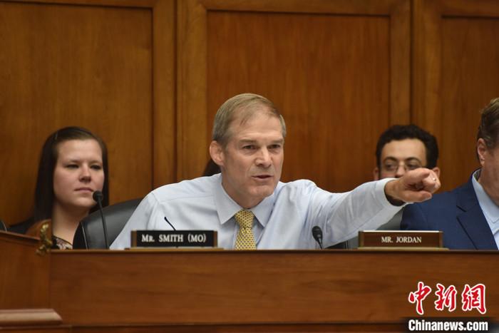 當(dāng)?shù)貢r間10月13日，美國國會眾議院共和黨人就議長候選人再次進行黨內(nèi)投票，眾議院司法委員會主席吉姆·喬丹獲得黨內(nèi)提名。圖為喬丹今年9月在眾議院監(jiān)督和問責(zé)委員會聽證會上發(fā)言。 <a target='_blank' href='/'><p  align=