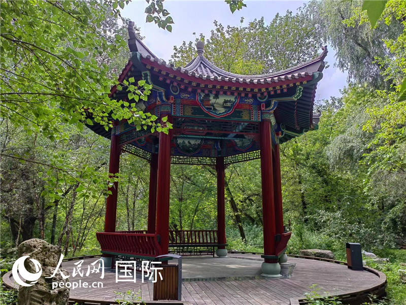 莫斯科中國(guó)貿(mào)易中心的中式園林“華銘園”一角。人民網(wǎng)記者 申亞欣攝