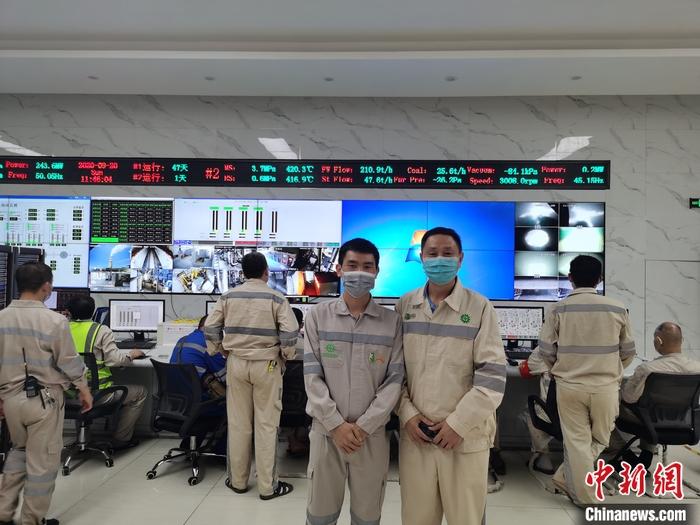 圖為張歡國(guó)(右)和青山項(xiàng)目中方負(fù)責(zé)人的控制室合影。 受訪者供圖