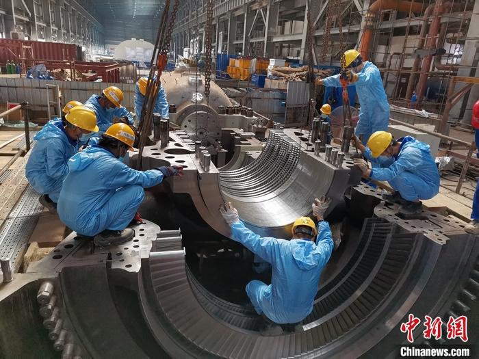 圖為青山緯達(dá)貝園區(qū)汽輪機(jī)機(jī)組在進(jìn)行現(xiàn)場(chǎng)安裝。 受訪者供圖