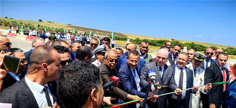 2023年8月12日，阿爾及利亞總理阿卜杜拉赫曼（前右四）參加阿爾及利亞?wèn)|西高速公路東標(biāo)段主線84公里段通車儀式。中信建設(shè)供圖