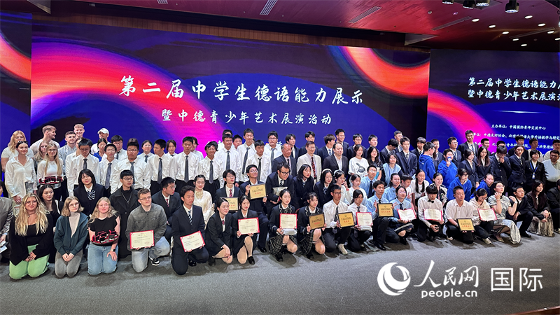 現(xiàn)場學生與嘉賓合影。（攝影：張麗鷗）