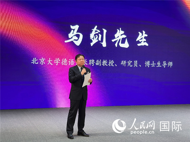 北京大學德語系長聘副教授馬劍點評學生表現(xiàn)。（攝影：張麗鷗）