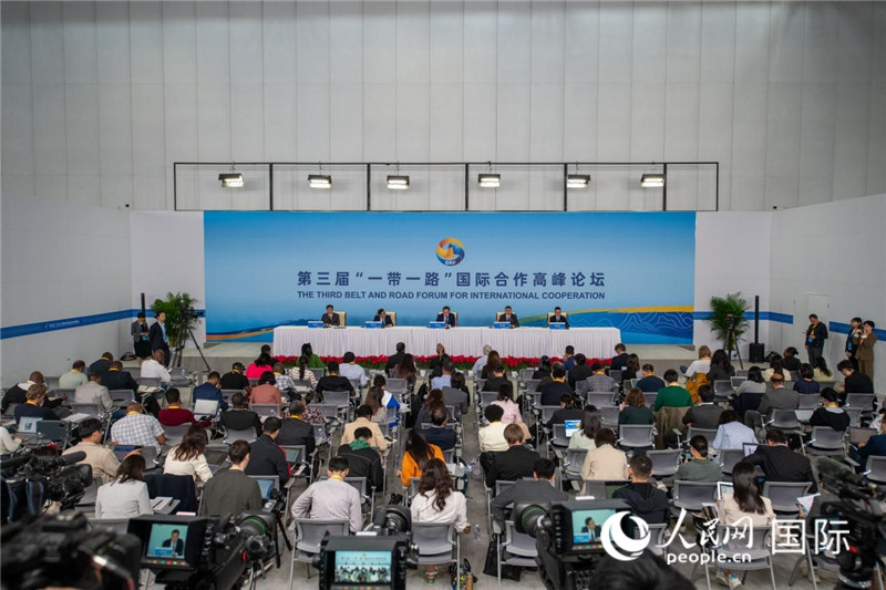 10月16日，第三屆“一帶一路”國際合作高峰論壇新聞中心在北京國家會議中心舉行首場吹風(fēng)會，邀請自然資源部國際合作司和相關(guān)單位負(fù)責(zé)人介紹有關(guān)情況，并回答記者提問。人民網(wǎng)記者 翁奇羽攝