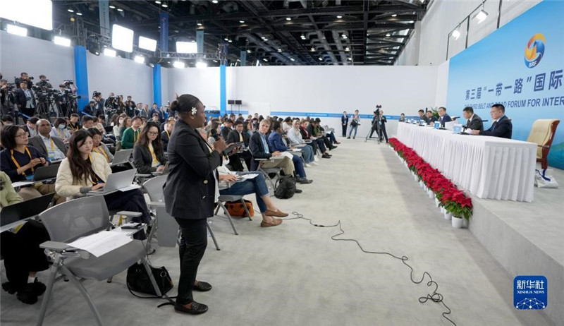 10月16日，第三屆“一帶一路”國際合作高峰論壇新聞中心在北京國家會議中心舉行首場吹風(fēng)會，邀請自然資源部國際合作司和相關(guān)單位負(fù)責(zé)人介紹有關(guān)情況，并回答記者提問。新華社記者 王毓國攝