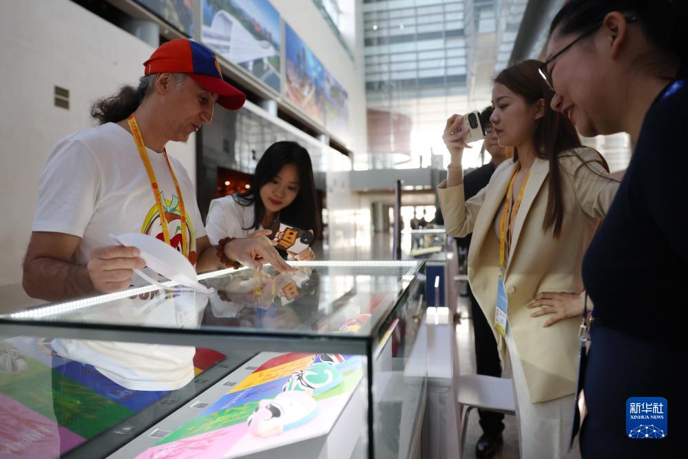 10月16日，參會記者在“一帶一路”國際合作高峰論壇新聞中心參觀展示的中國非物質(zhì)文化遺產(chǎn)展品。新華社記者 陳斌 攝