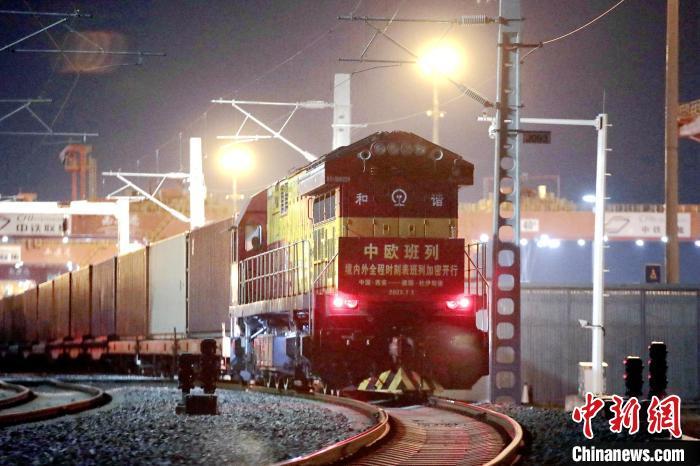 圖為中歐班列整裝待發(fā)?！＄姾擦?攝