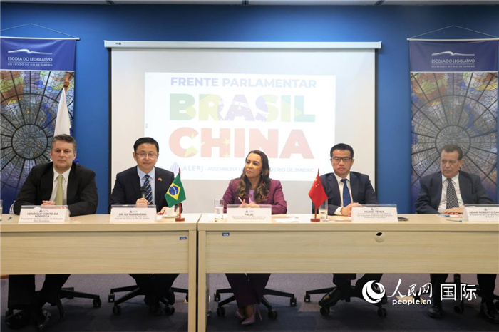 新一屆里約州巴西中國(guó)議員陣線在里約熱內(nèi)盧成立并舉行慶?；顒?dòng)，與會(huì)嘉賓在現(xiàn)場(chǎng)致辭。 人民網(wǎng)記者 時(shí)元皓攝