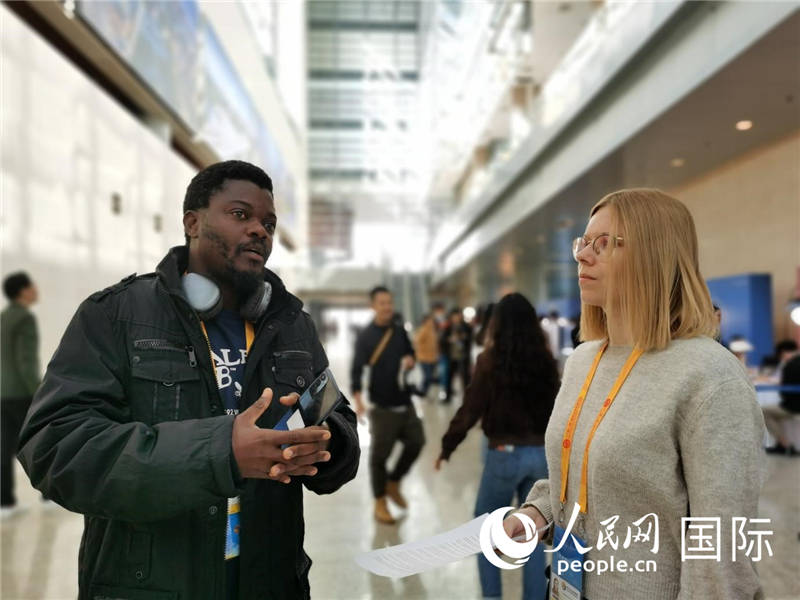 剛果（金）未來(lái)集團(tuán)廣播電視部記者雨果-恩澤扎接受人民網(wǎng)采訪。人民網(wǎng) 孫鴻宇攝