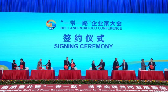 　　這是10月17日拍攝的簽約儀式現(xiàn)場(chǎng)。當(dāng)日，“一帶一路”企業(yè)家大會(huì)在北京召開(kāi)。（新華社記者王毓國(guó)攝）