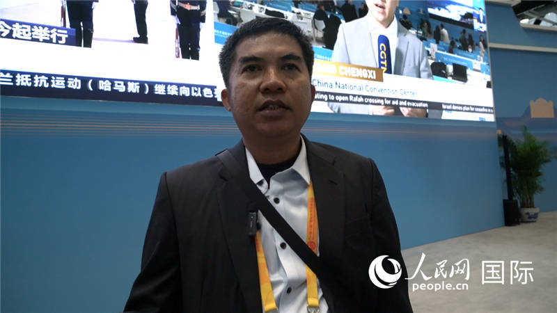 印尼《辛加朗綜合日?qǐng)?bào)》記者班邦·蘇利斯提奧（Bambang Sulistio）與記者交談。人民網(wǎng) 楊春燕攝