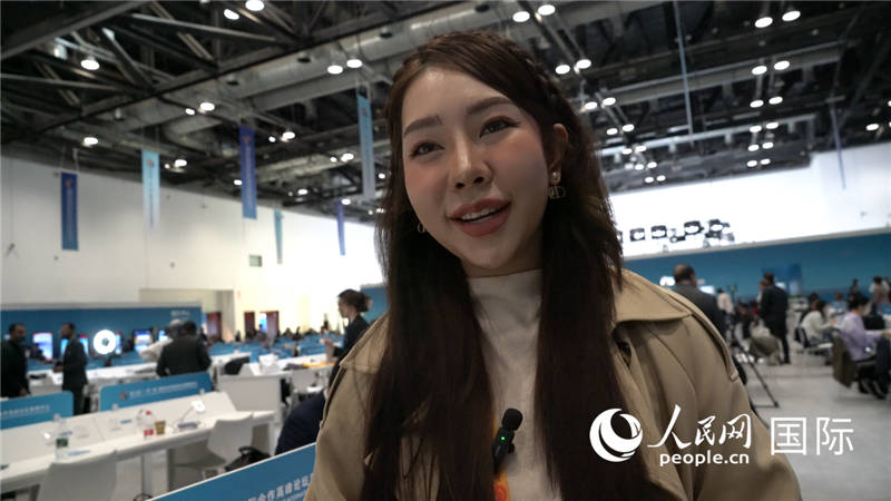 泰國TOPNEWS電視臺(tái)主播蓬薩婉?乍如潘（Phonsawan Jarupan）與記者交談。人民網(wǎng) 楊春燕攝