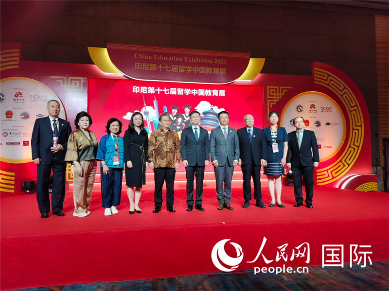 與會(huì)嘉賓合影。人民網(wǎng)記者  李培松攝