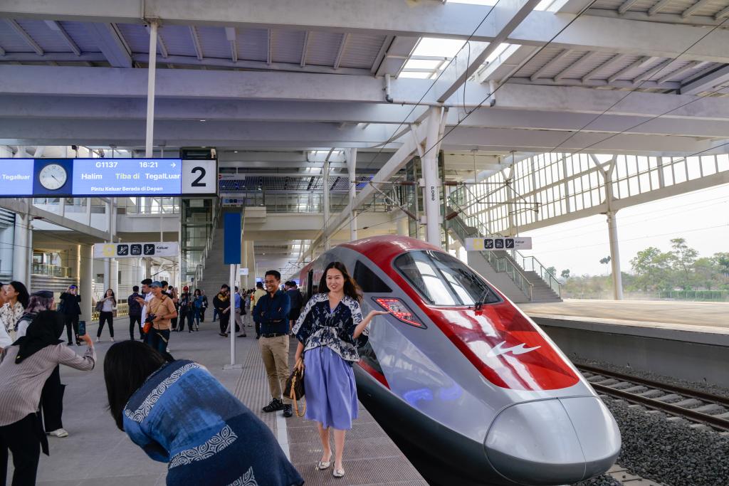 10月17日，在印度尼西亞萬(wàn)隆德卡魯爾站，乘客在站臺(tái)上和雅萬(wàn)高鐵高速動(dòng)車(chē)組列車(chē)合影。