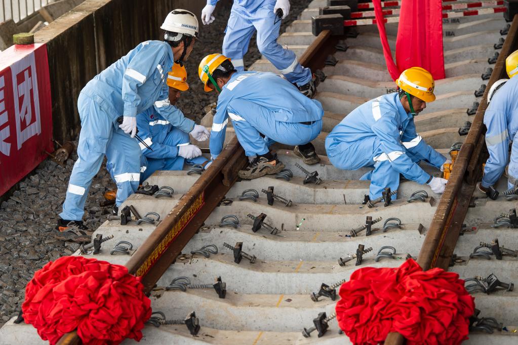 3月31日，在印度尼西亞雅加達(dá)雅萬(wàn)高鐵哈利姆車(chē)站，工人鋪設(shè)雅萬(wàn)高鐵全線最后一根鋼軌。