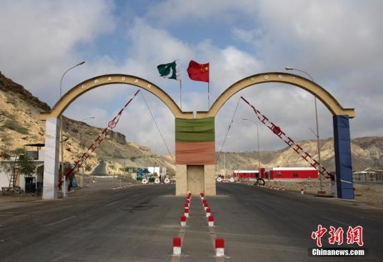 5月5日，瓜達爾港出入口的拱門。瓜達爾港是阿拉伯海沿岸的一座天然不凍良港，也是中巴經濟走廊的南端起點。中國公司自2013年開始取得瓜達爾港的運營權，目前各項工作逐步展開。盡管自然條件差、物資匱乏，但瓜達爾卻有著重要的地理位置。瓜達爾是巴基斯坦通往波斯灣和阿拉伯海的大門，距離霍爾木茲海峽僅400公里。作為一帶一路有益補充的中巴經濟走廊經濟構架的確立，使位于巴基斯坦最南端的瓜達爾港成為中巴經濟走廊的一個重要出?？?。<a target='_blank' href='/'><p  align=