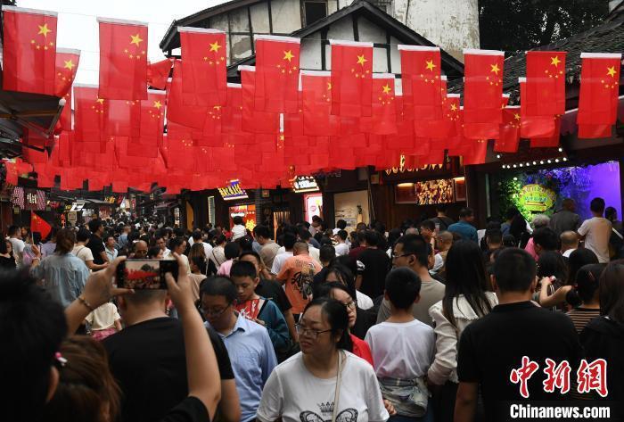 圖為重慶千年古鎮(zhèn)磁器口游人如織。<a target='_blank' href='/' ><p  align=