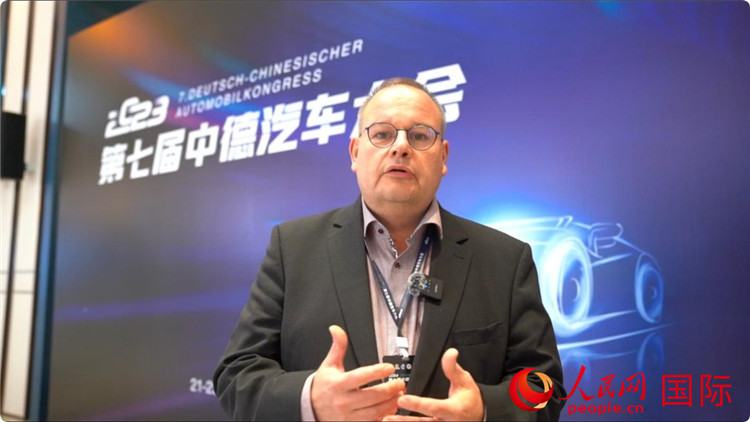 薩爾州經(jīng)濟(jì)發(fā)展局局長(zhǎng)斯特凡·施魏策爾接受人民網(wǎng)采訪。人民網(wǎng) 劉動(dòng)攝