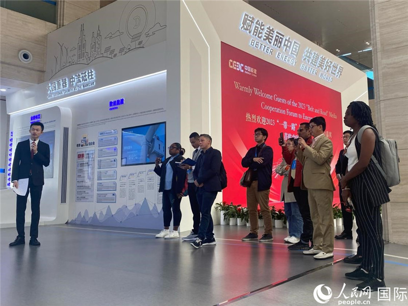 2023“一帶一路”媒體合作論壇聯(lián)合采訪團(tuán)參訪中國(guó)能建。人民網(wǎng)記者 于洋攝