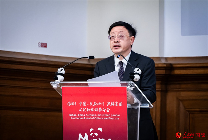 四川省文化和旅游廳廳長戴允康作文化旅游推介。人民網(wǎng) 郭錦標攝