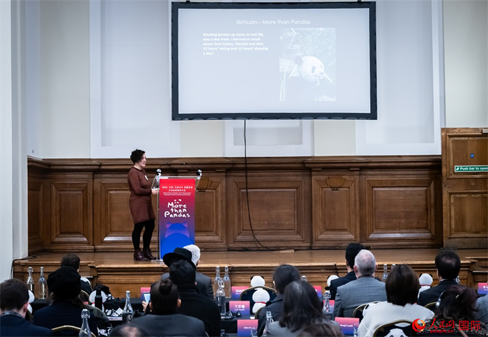 英國旅游達人瑪麗亞·拉莫爾作來川游歷主題分享。人民網(wǎng) 郭錦標攝