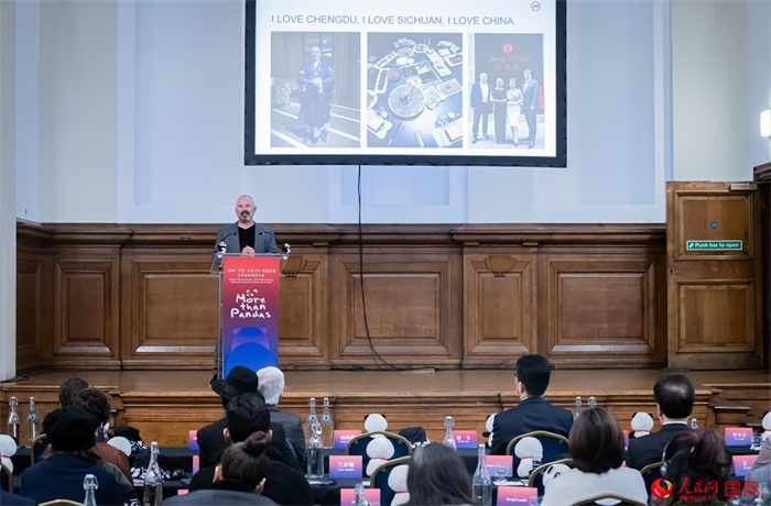 英國群英創(chuàng)意全球首席執(zhí)行官杰米·撒杰特在現(xiàn)場發(fā)言，分享如何進一步提升四川旅游的國際影響力、吸引更多的英國游客。人民網(wǎng) 郭錦標攝