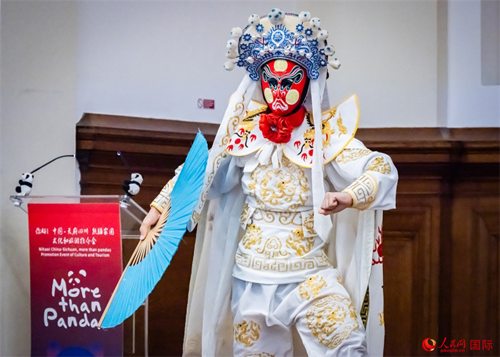 川劇絕活變臉表演。人民網(wǎng) 郭錦標攝