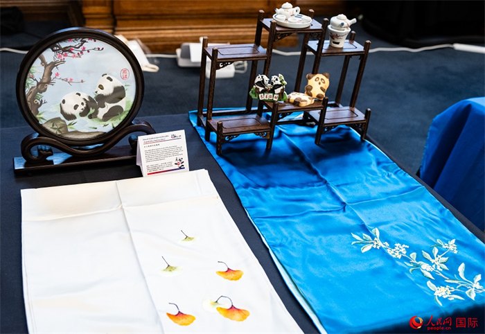 活動現(xiàn)場的現(xiàn)場文創(chuàng)展、互動體驗區(qū)、非遺區(qū)展示。人民網(wǎng) 郭錦標攝
