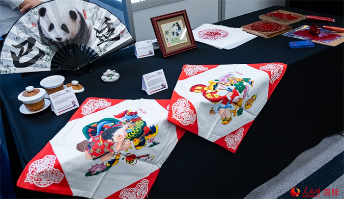 活動現(xiàn)場的現(xiàn)場文創(chuàng)展、互動體驗區(qū)、非遺區(qū)展示。人民網(wǎng) 郭錦標攝