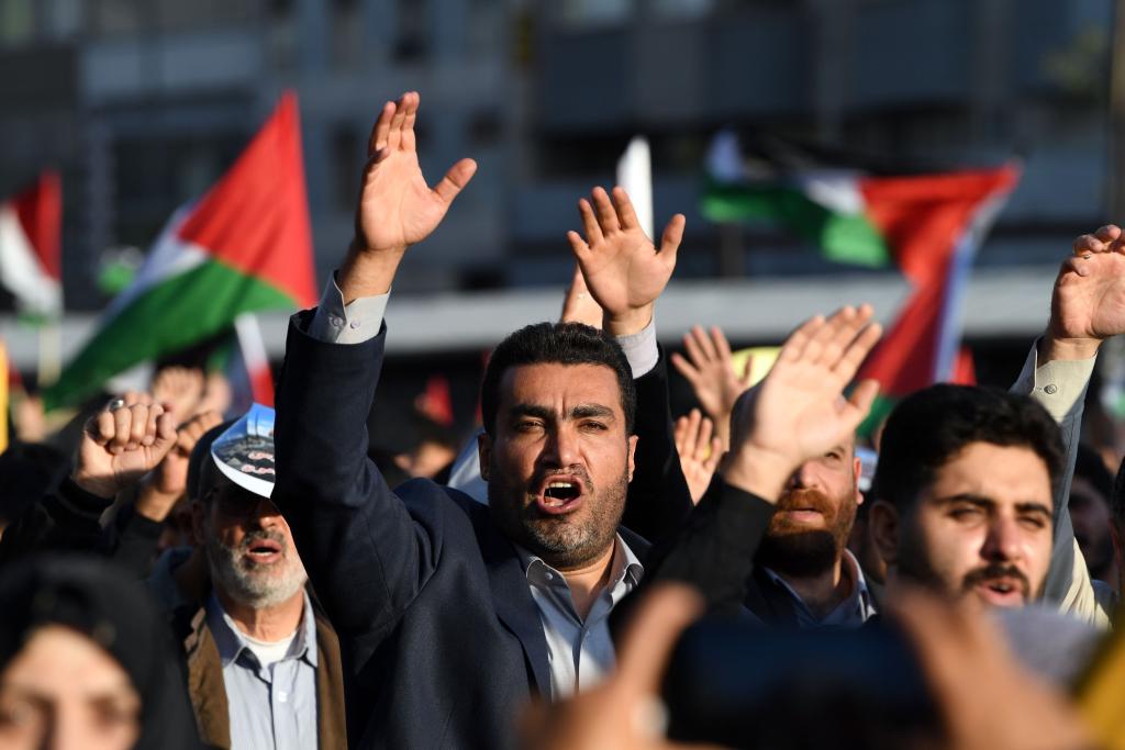 10月18日，人們?cè)谝晾实潞谔m舉行集會(huì)。當(dāng)日，突尼斯、土耳其、伊朗等多國(guó)民眾舉行集會(huì)，表達(dá)對(duì)巴勒斯坦人民的支持，并譴責(zé)針對(duì)加沙城醫(yī)院的襲擊。新華社記者 沙達(dá)提 攝