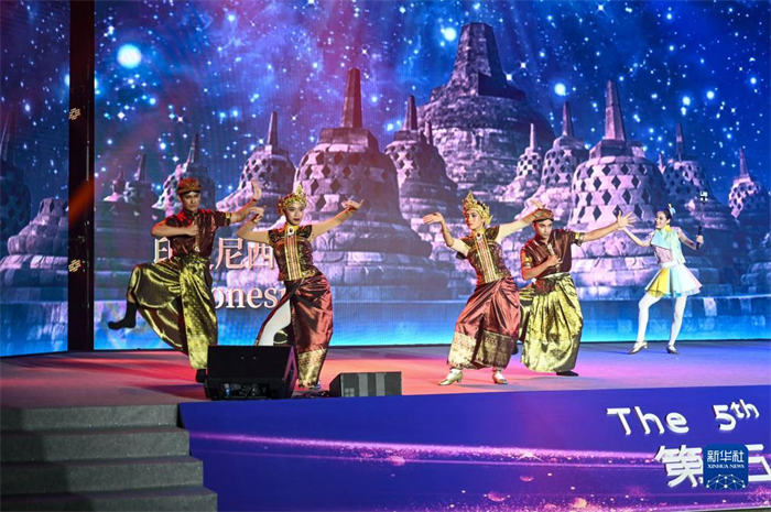 10月21日，在馬來西亞行政首都普特拉賈亞，演員在第五屆中國—東盟視聽周開幕活動(dòng)上表演。新華社記者 程一恒 攝