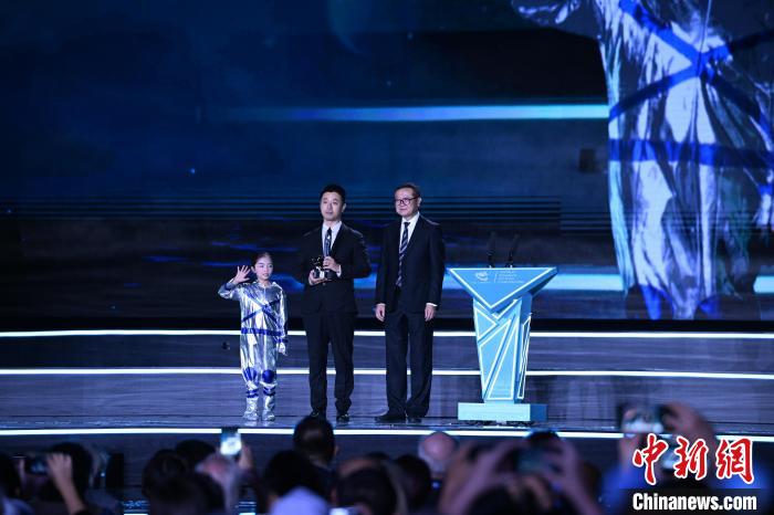 10月21日，2023雨果獎在成都揭曉。中國科幻作家海漄憑小說《時空畫師》獲2023雨果獎“最佳短中篇小說”?！D片由第81屆世界科幻大會組委會提供